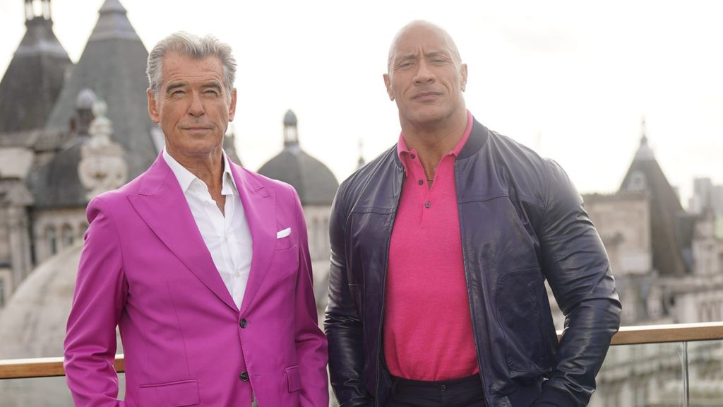 Pierce Brosnan y Dwayne Johnson