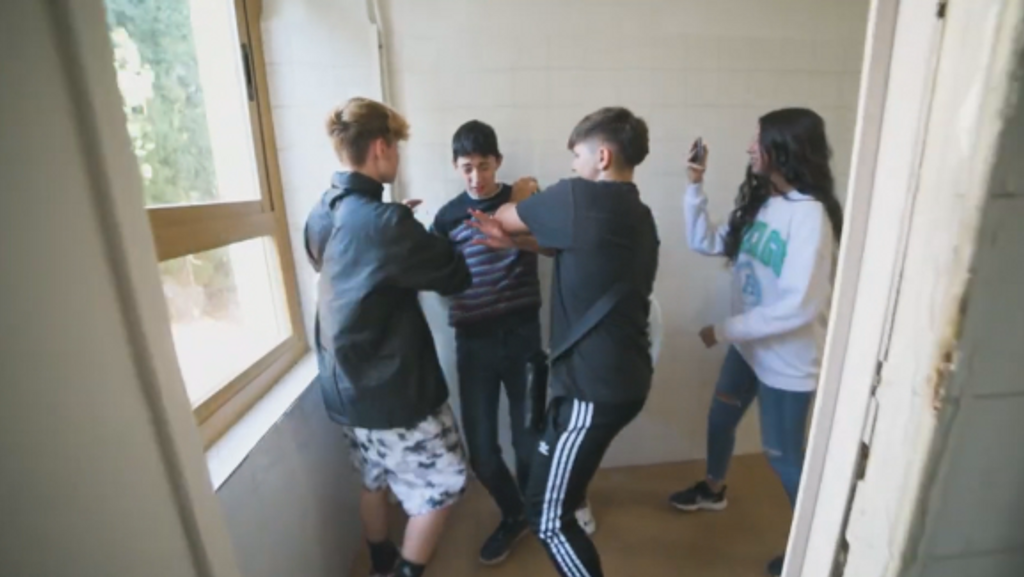 Un joven de Granada graba un videoclip contando su historia de bulling