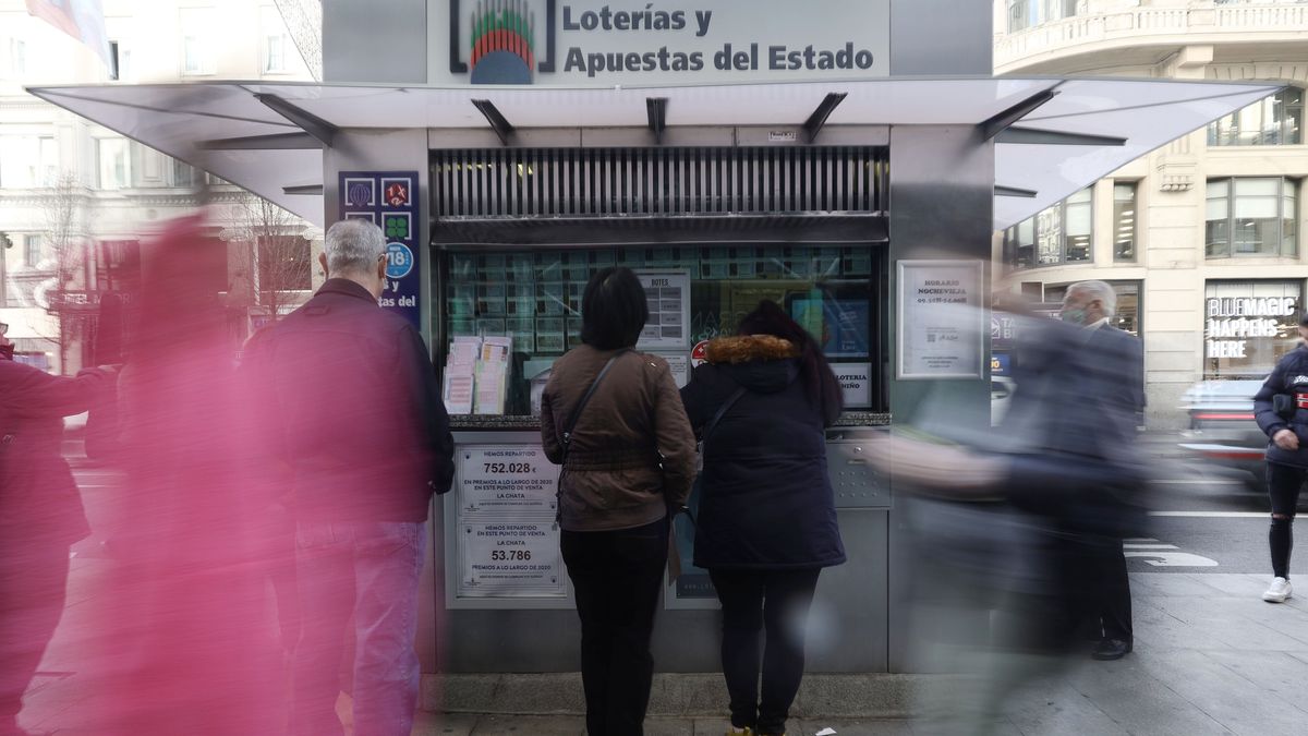 Varias personas en las inmediaciones de una administración de loterías en Madrid