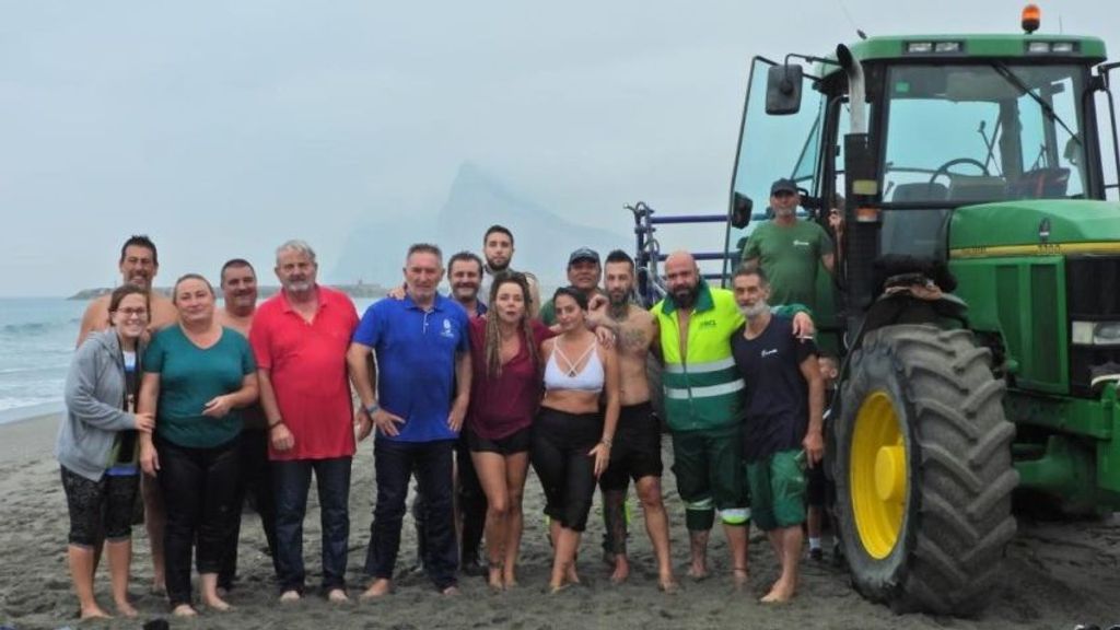 Voluntarios que han participado en el rescate de delfines