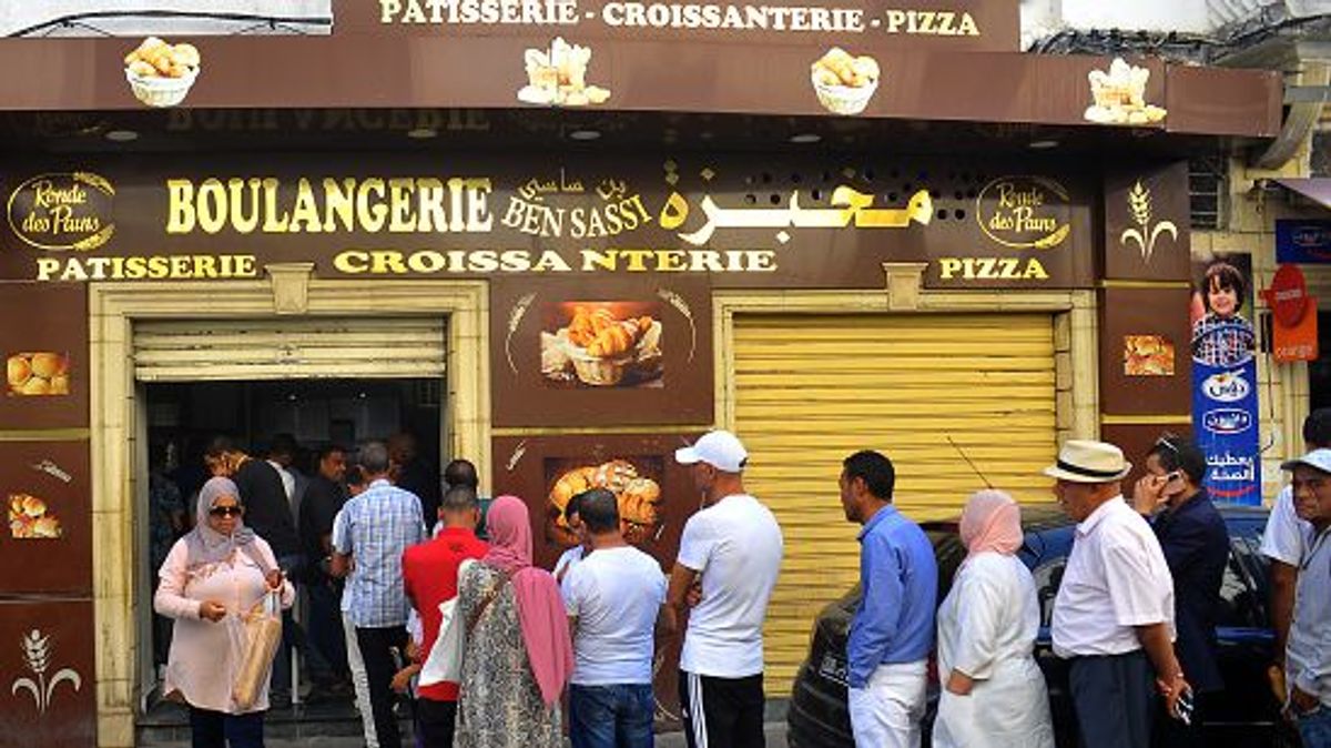 Colas para comprar el pan en Túnez