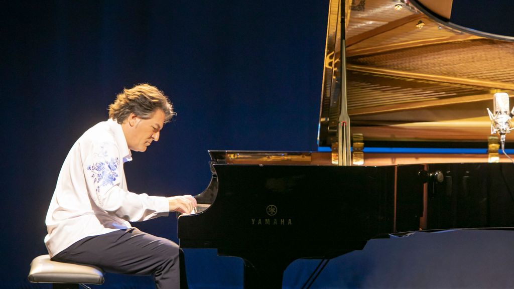 Dorantes interpretando 'Identidad' al piano