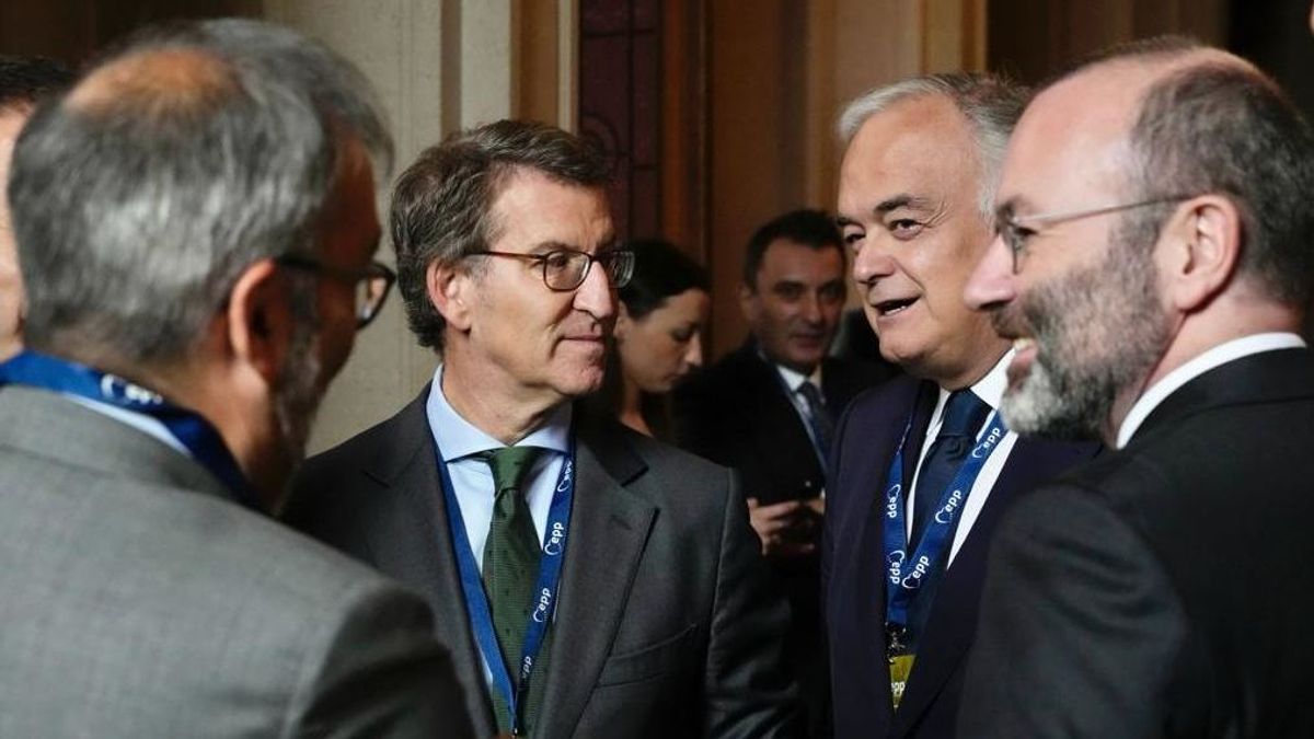 El líder del PP, Alberto Núñez Feijóo, conversa con el presidente del PPE, Manfred Weber, y con Esteban González Pons