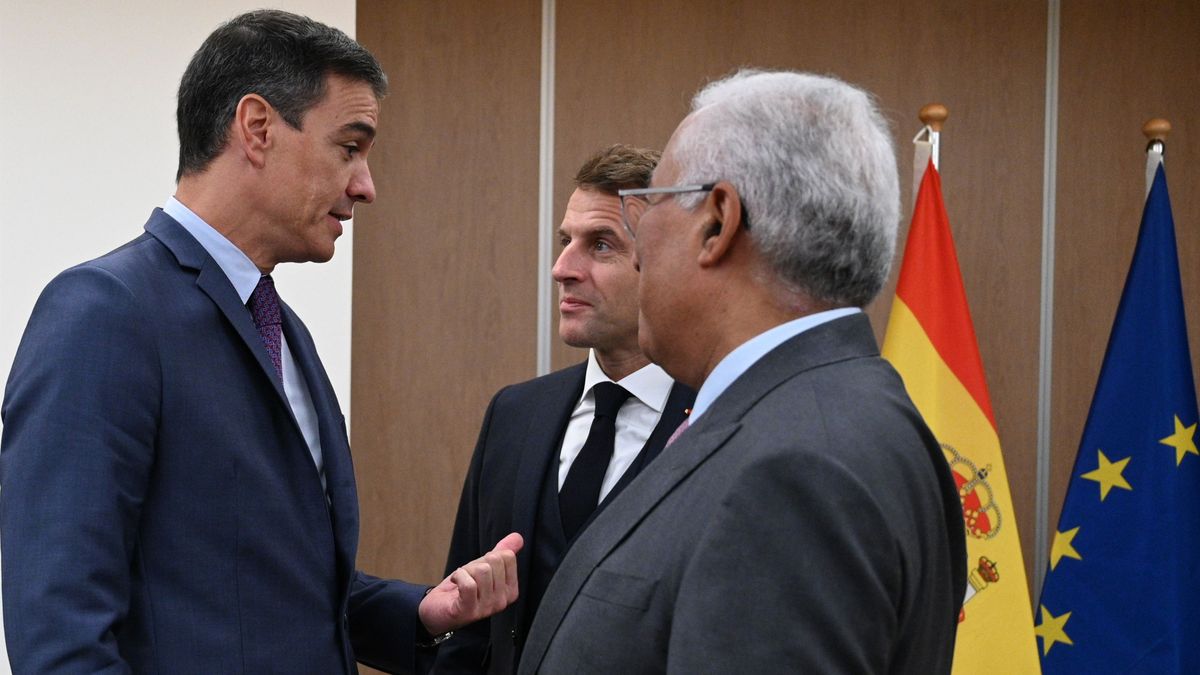 El presidente del Gobierno, Pedro Sánchez, el presidente francés, Emmanuel Macron, y el primer ministro portugués, Antonio Costa, en Bruselas a  de octubre de 2022