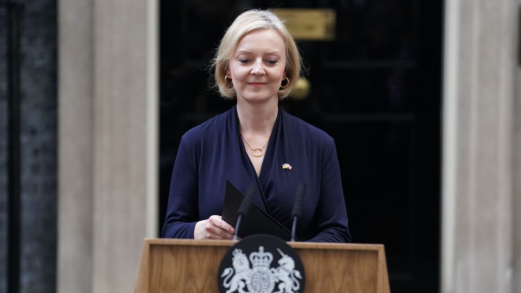 Liz Truss anuncia su dimisión como primera ministra británica.