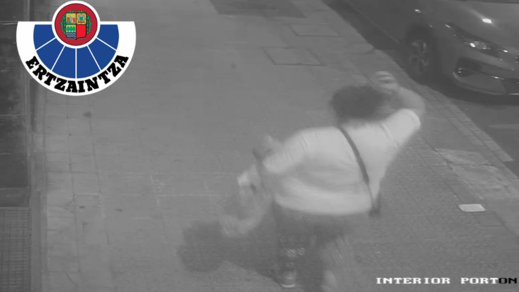 Imagen de la sospechosa con el bebé en brazos fuera del hospital