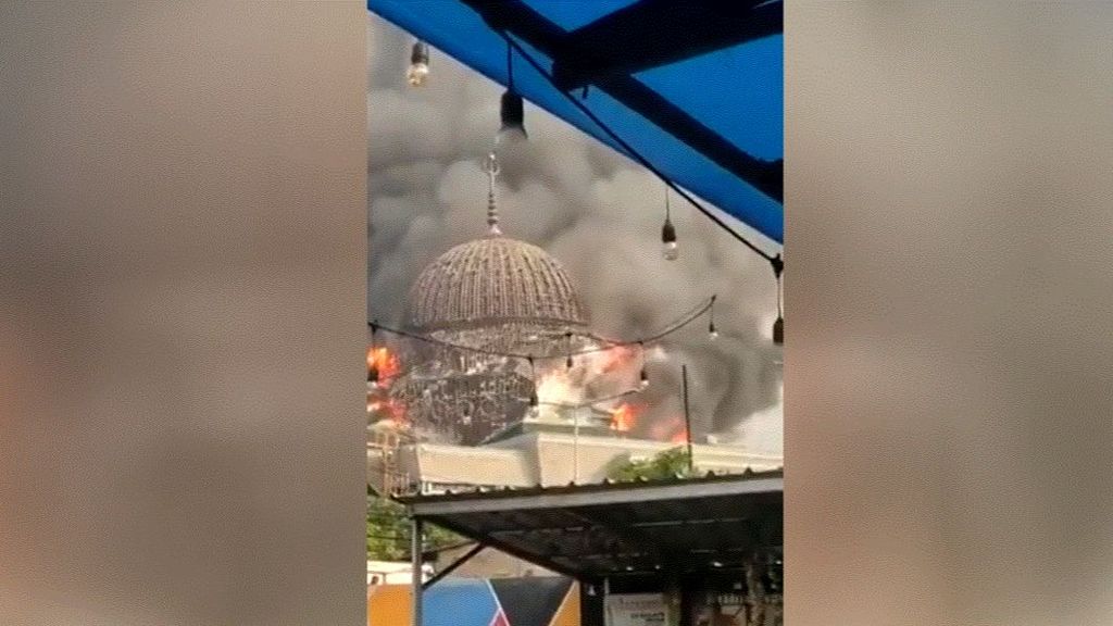 EN VÍDEO | Impactante derrumbe de una mezquita en Yakarta provocado por un incendio