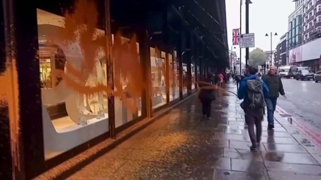Just Stop Oil ataca con pintura naranja los escaparates de Harrods, en Londres