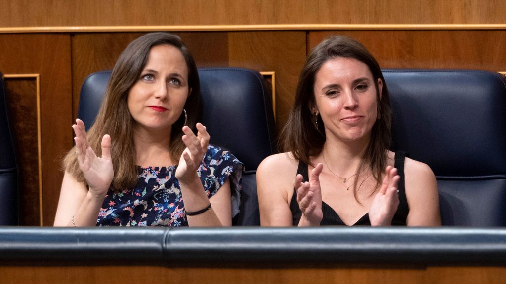 Las ministras de Podemos, Ione Belarra e Irene Montero, aplauden en una imagen de archivo en el Congreso