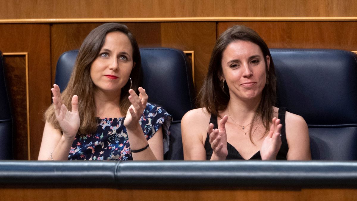 Las ministras de Podemos, Ione Belarra e Irene Montero, aplauden en una imagen de archivo en el Congreso