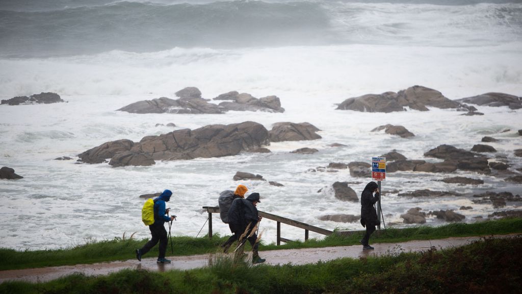 Peregrinos por el Camino de Santiago a pesar del temporal