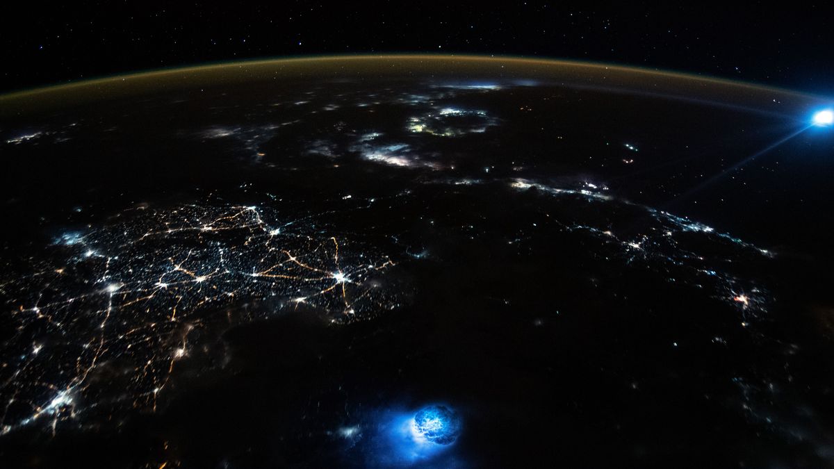 Un astronauta fotografía unas llamativas luces azules sobre la Tierra