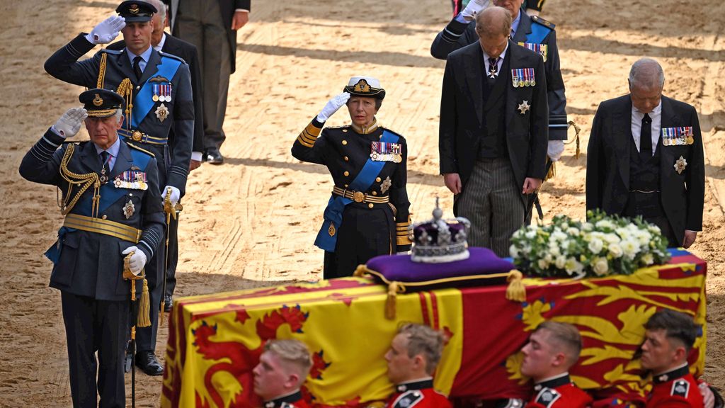 La familia real acompaña al féretro de la reina Isabel II