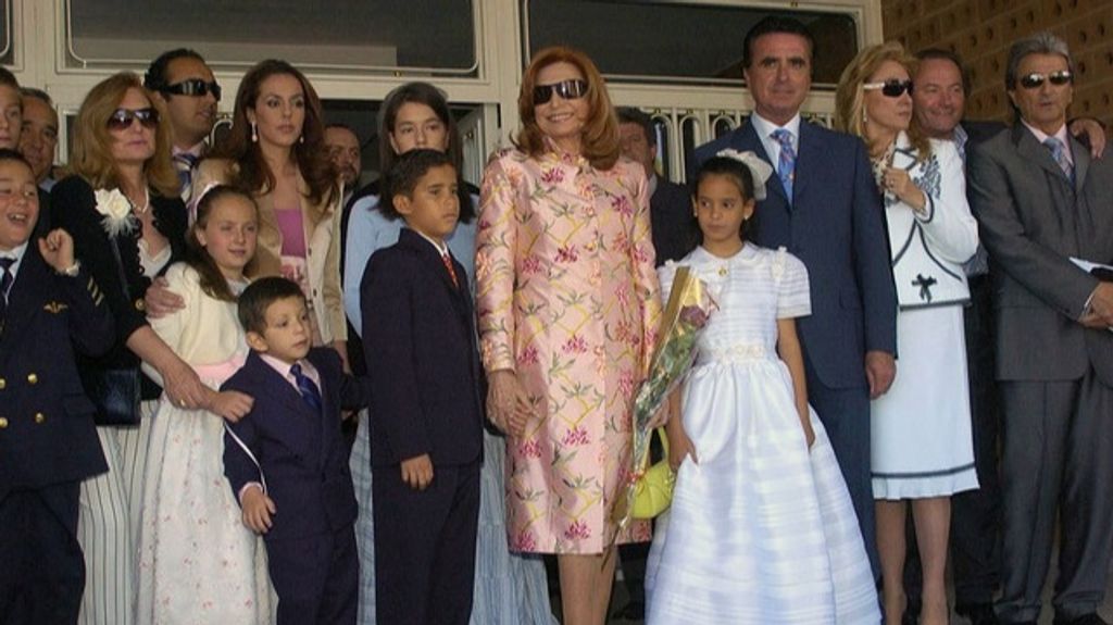 comunión de Gloria Camila, en la Iglesia de Los Dominicos en Madrid.- Enfoque Reportajes 7 de Mayo 2005