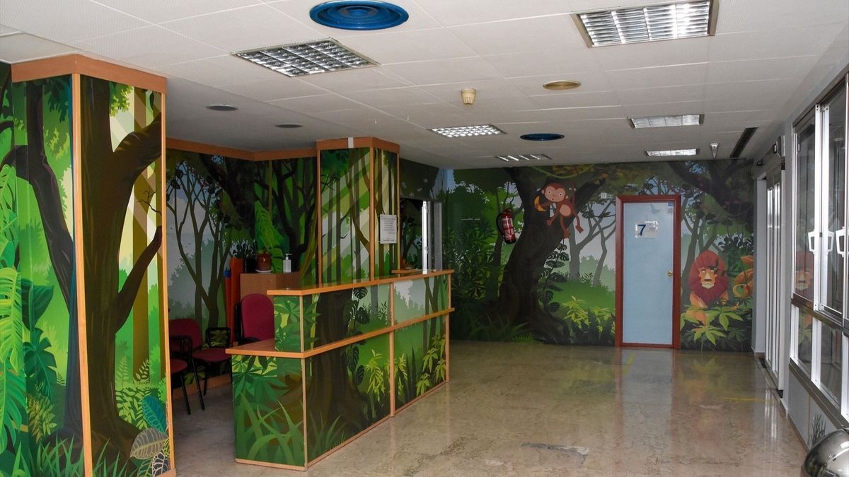 Desprendimiento en el hospital Materno de Badajoz: parte del techo ha caído en la sala de espera