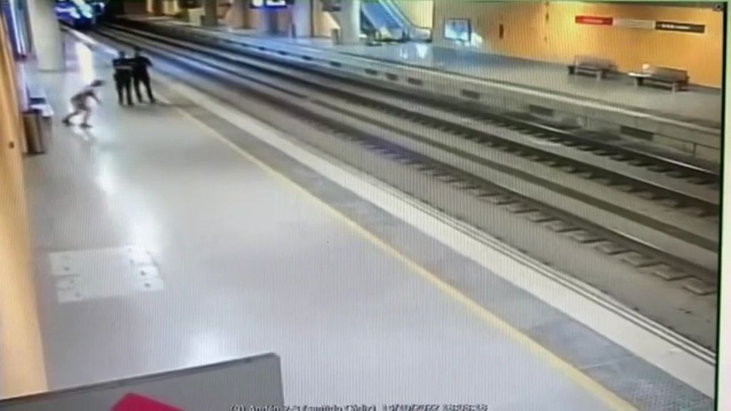 Dos policías salvan a una mujer que intentó tirarse a la vías del tren en Puerto Real, Cádiz