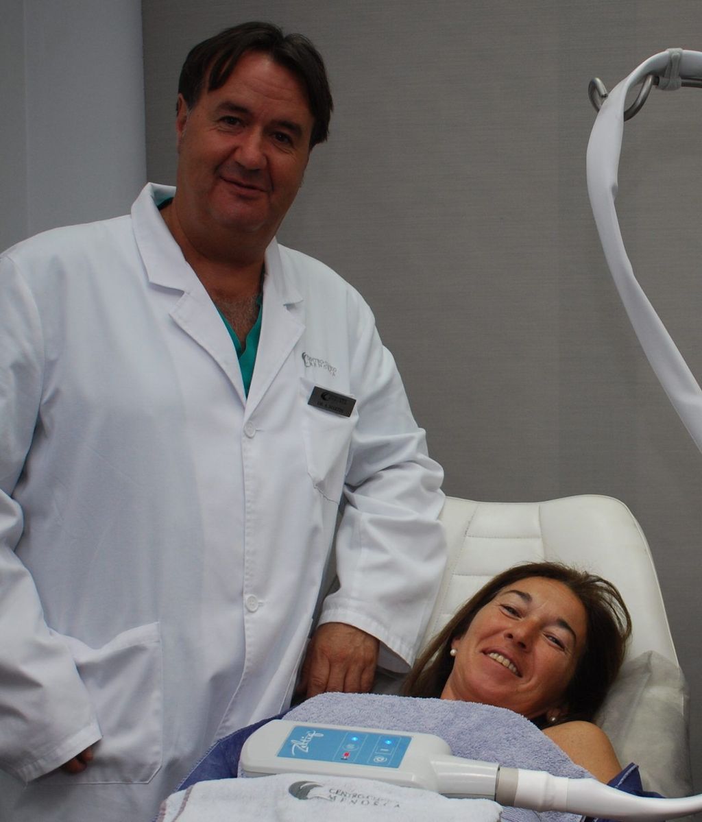 Dr Ángel Martin con paciente con criolipolisis