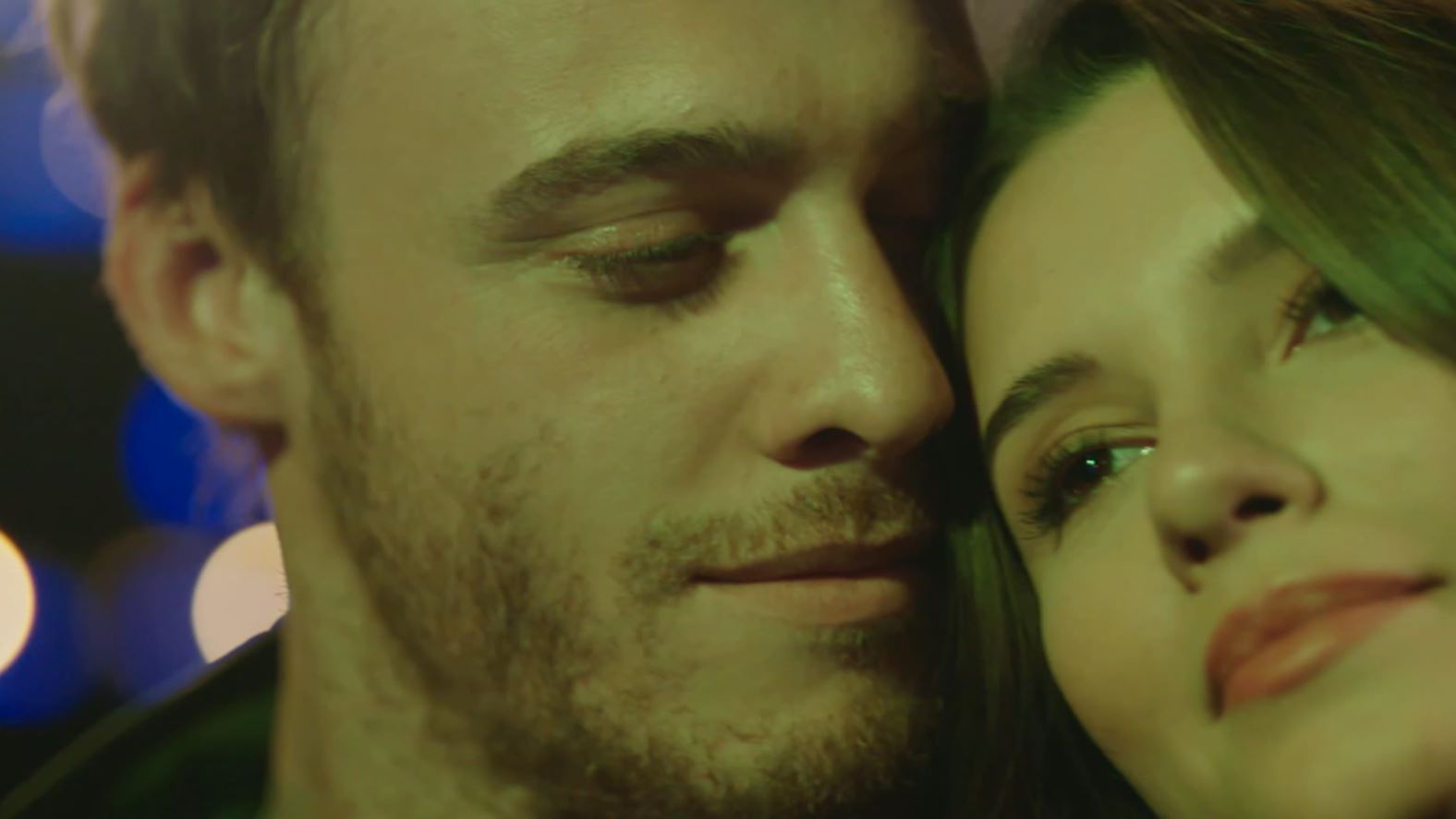 Ali y Derin, a punto de besarse