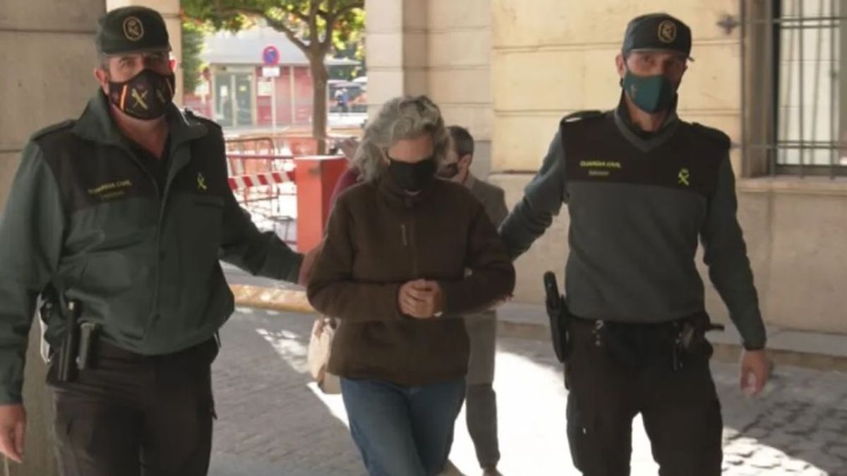 Imagen de la madre antivacunas en los Juzgados de Sevilla