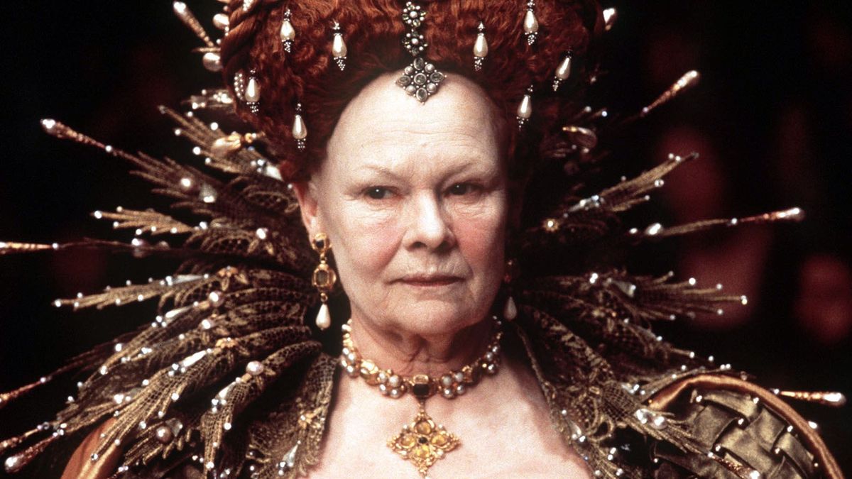 Judi Dench interpretando a la reina Isabel I