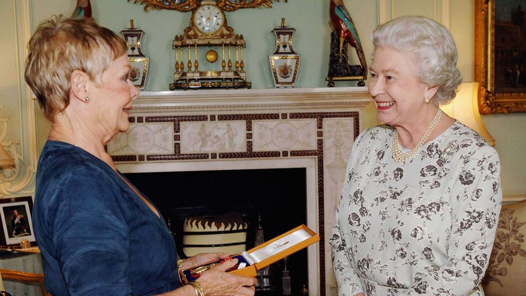 La actriz judi Dench con la reina Isabel II