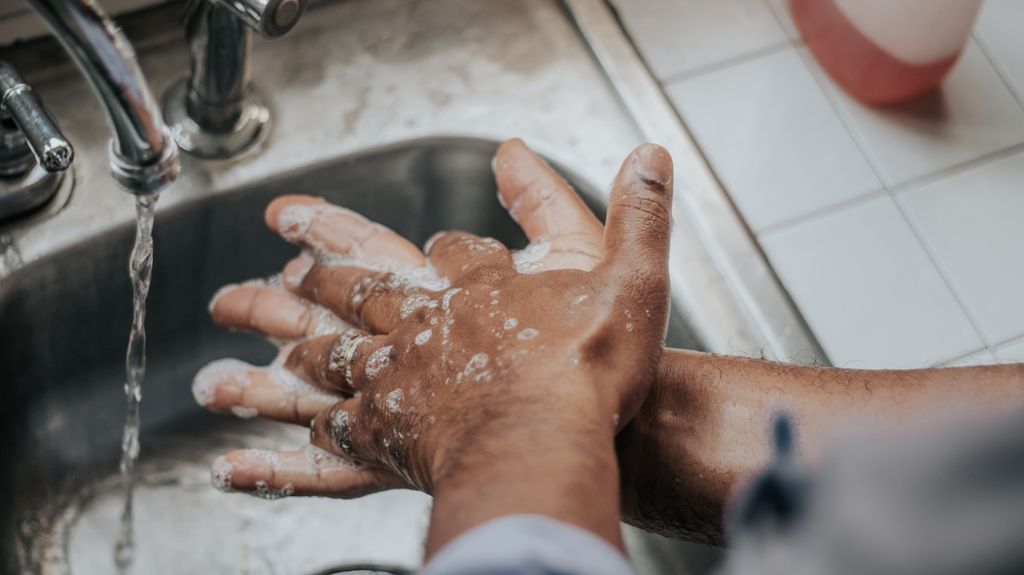 Lavarse las manos: el primer paso antes de manipular cualquier alimento