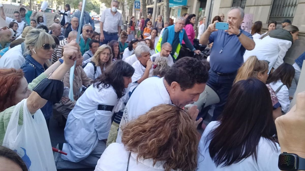 Protesta de sanitarios esta semana contra la reapertura de los servicios de 24 horas en Centros de Salud de Madrid sin médicos ni enfermeras suficientes