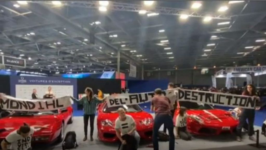Activistas climáticos se pegan a coches deportivos en el Salón del Automóvil de París
