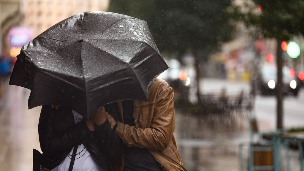 EuropaPress 4758862 pareja protege lluvia paraguas calle gran via 20 octubre madrid espana