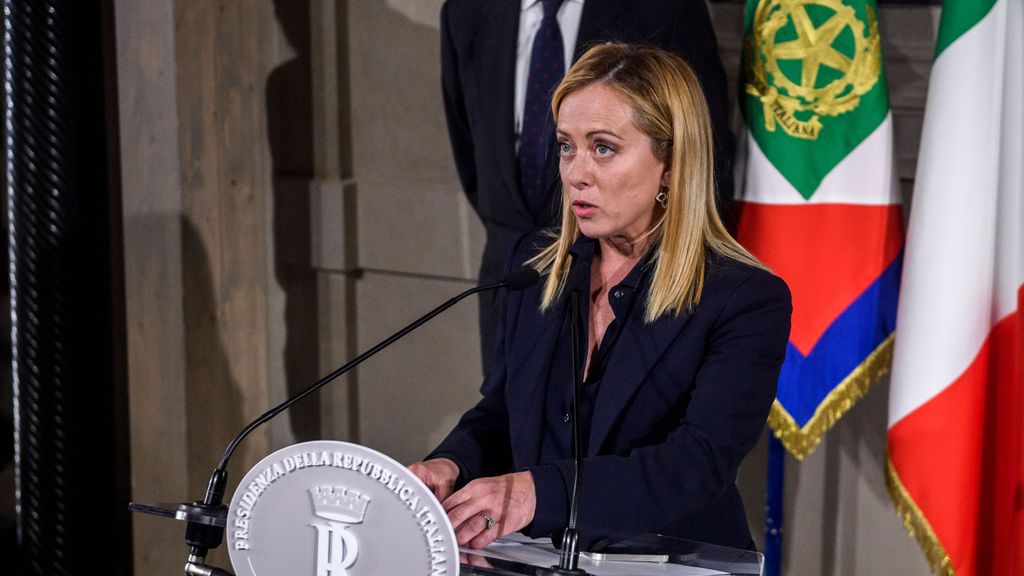 Giorgia Meloni jura su cargo como primera ministra en el gobierno más derechista en Italia desde la posguerra