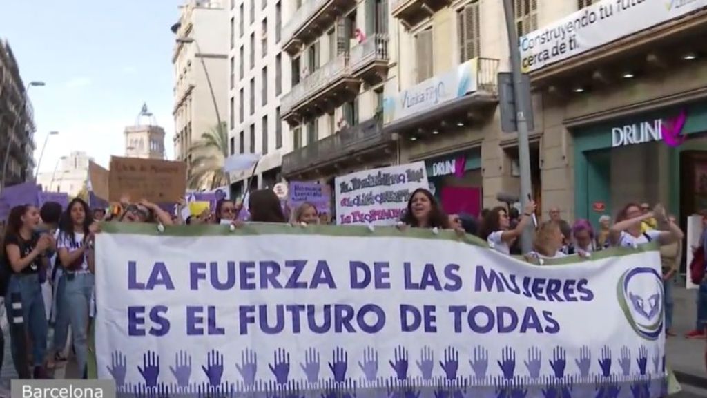 Manifestantes feministas protestan en Barcelona contra la prostitución, los vientres de alquiler y la ley trans