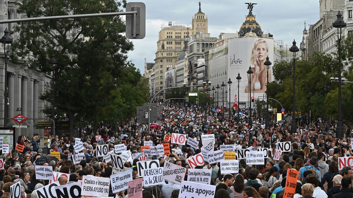 Miles de personas se manifiestan en Madrid en defensa de la sanidad pública: "Ayuso dimisión"