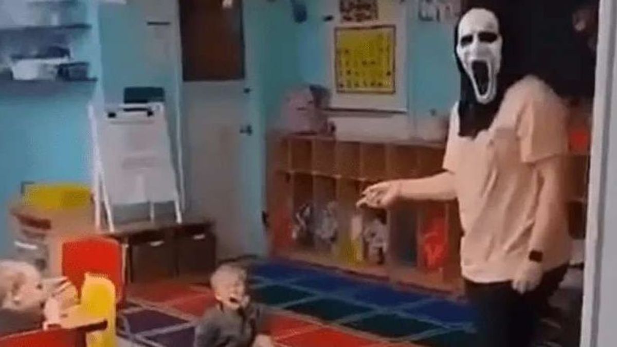 Profesora asustando a un niño