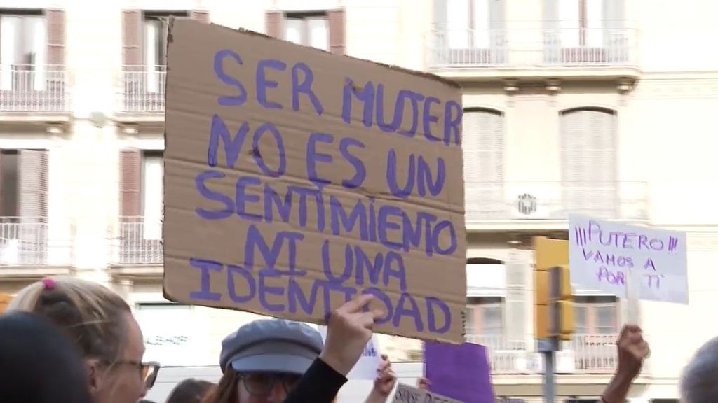 Feministas protestan en Barcelona contra la prostitución, los vientres de alquiler y la ley trans