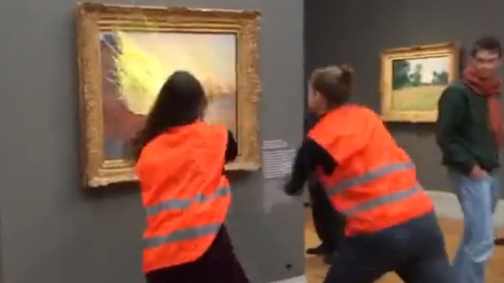 Nuevo ataque al mundo del arte: activistas climáticos lanzan puré a un cuadro de Monet en Alemania