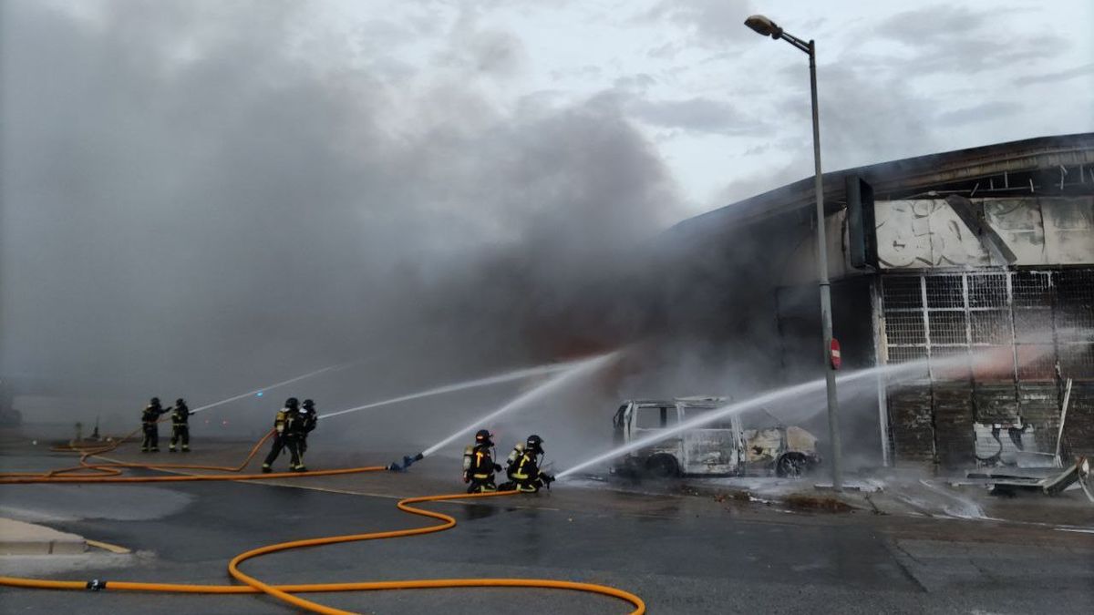 Dos heridos en un incendio en una gasolinera abandonada en Barcelona Dos heridos en un incendio en una gasolinera abandonada en Barcelona