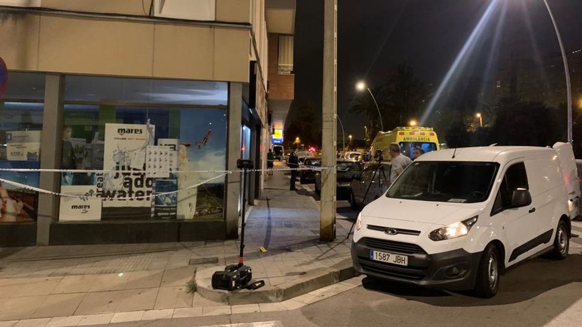 Edificio acordonado por la policía en Castelldefels Edificio acordonado por la policía en Castelldefels