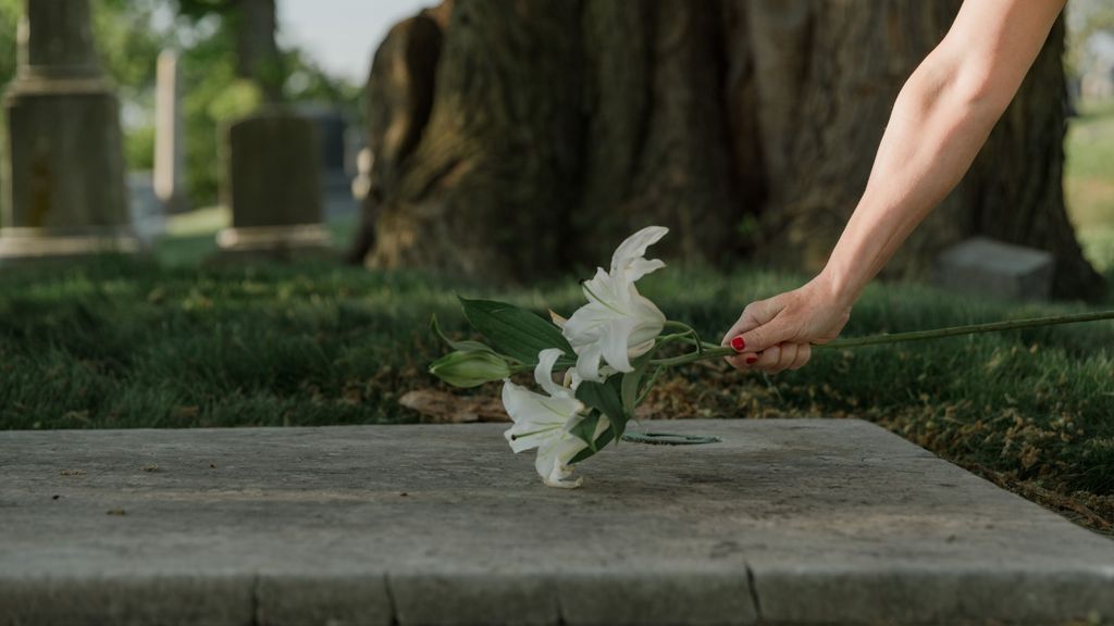 La tradición es llevar flores a los difuntos el día de Todos los Santos