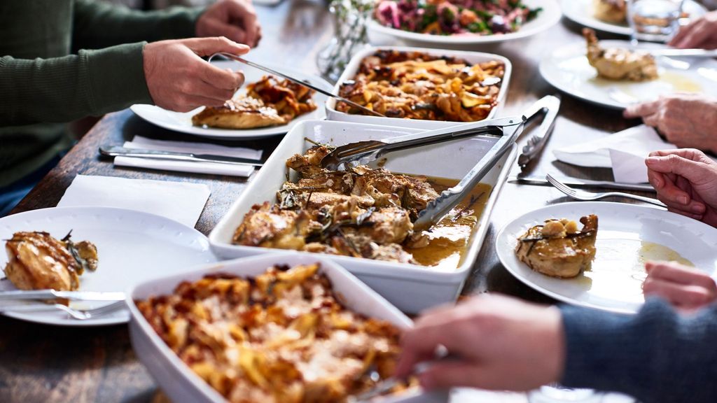 Varias personas sentadas en una mesa a la hora de la comida