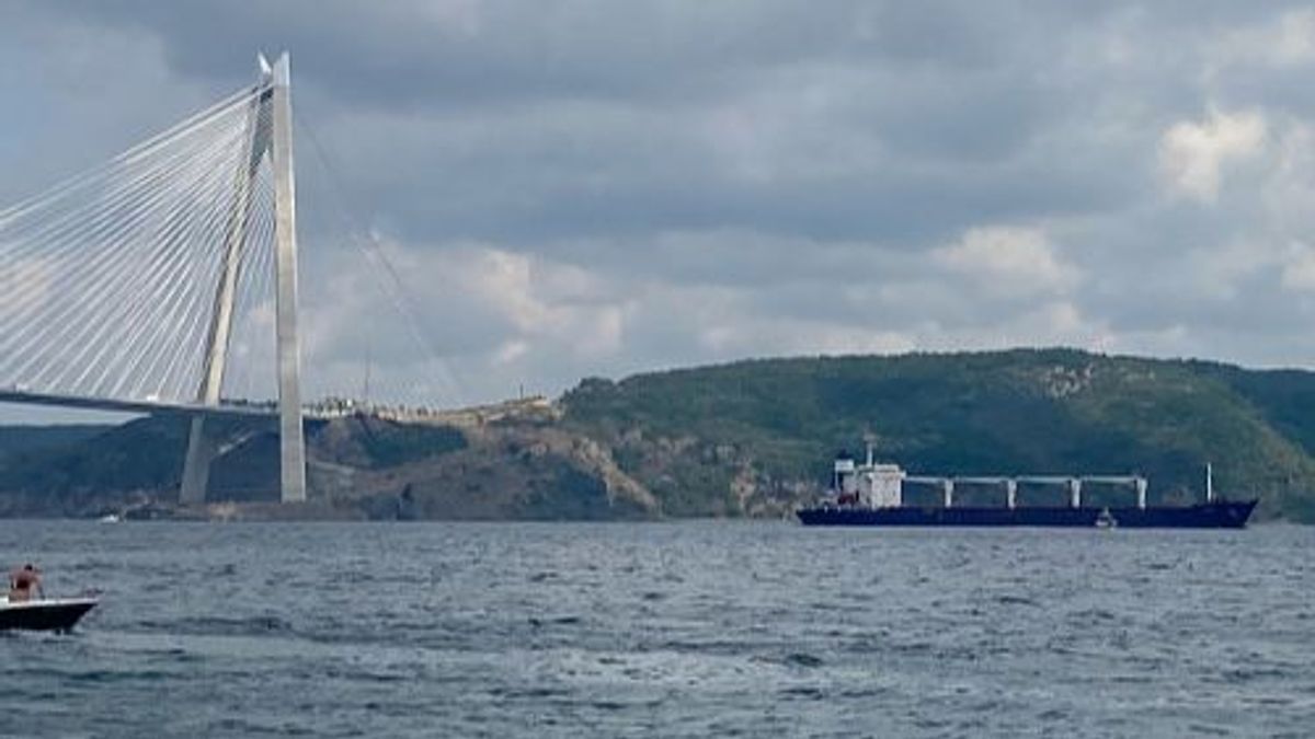 Barco cargado de grano ucraniano en el Bósforo Barco cargado de grano ucraniano en el Bósforo