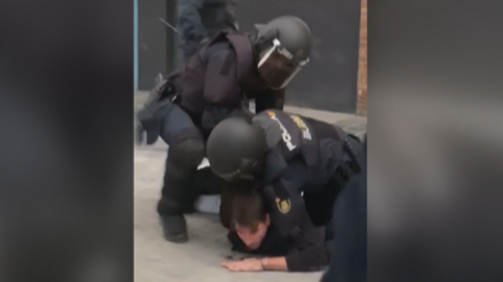 Tres detenidos en el desahucio de un matrimonio y sus hijos menores en Valencia