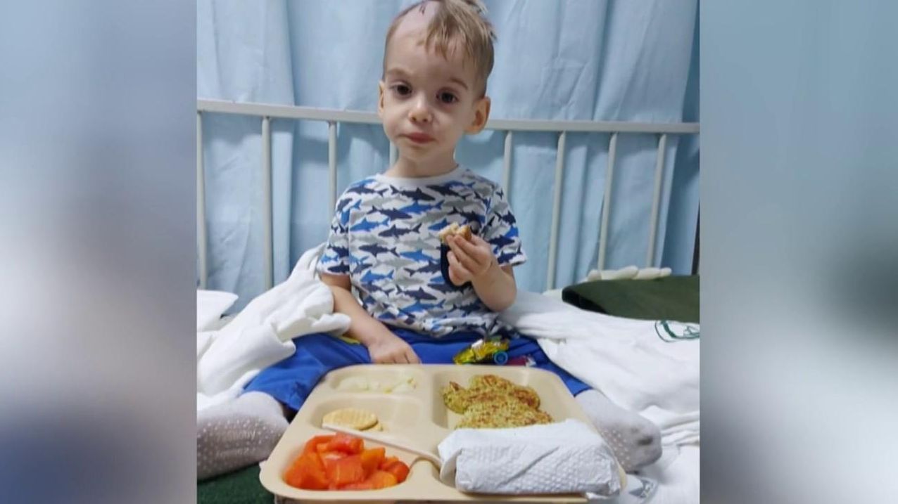 Óliver, el niño con cáncer cerebral, a la espera de las pruebas para determinar la urgencia de la operación en Barcelona