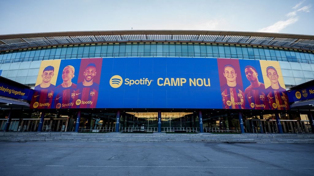 Fachada de Tribuna del nuevo Spotify Camp Nou con jugadores y jugadoras del Barça