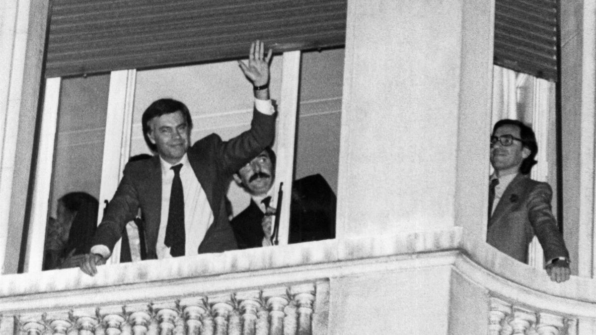 Felipe González celebra la aplastante victoria socialista desde el Hotel Palace