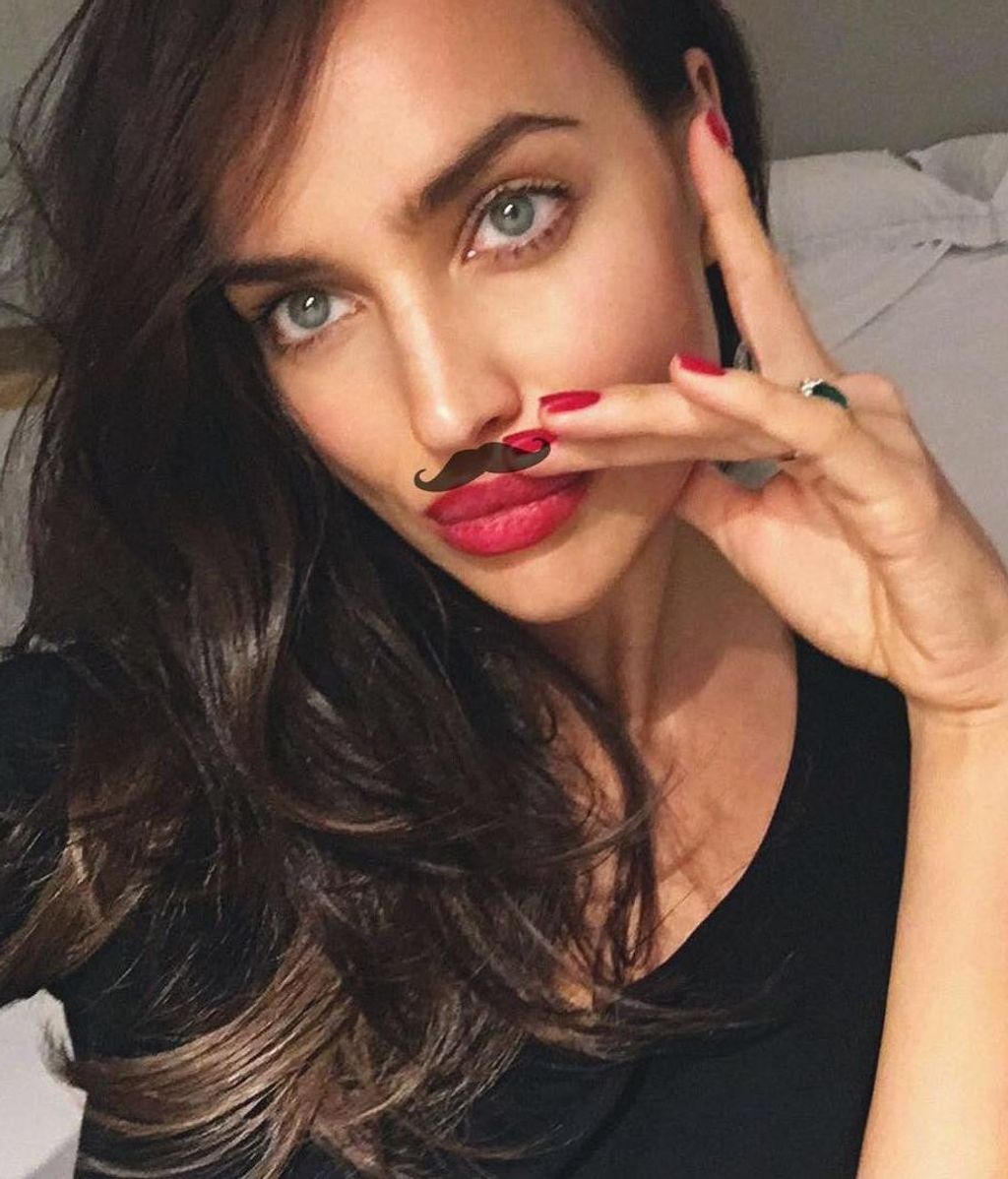 Irina Shayk luciendo un bigote en Movember. FUENTE: Cordonpress