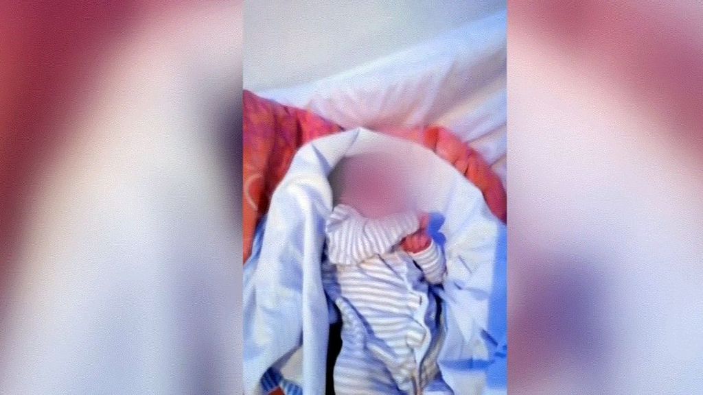 Las imágenes de la secuestradora del bebé en Basurto: mandando fotos, vídeos y durmiendo con él