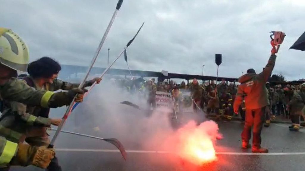 Bomberos forestales de la Xunta protestan contra la temporalidad: “El fuego se apaga en invierno”