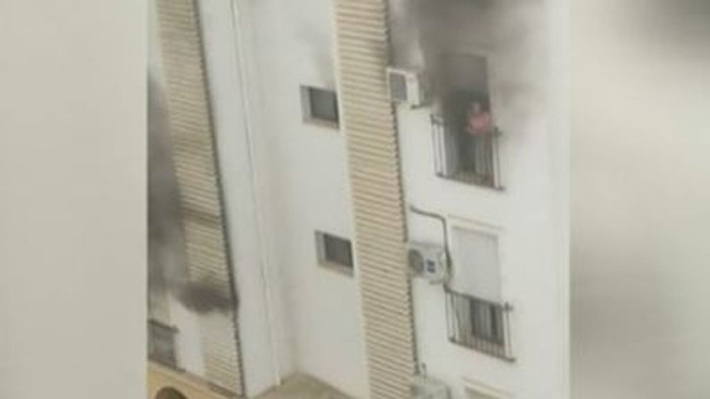 Desalojado un edificio en Jerez tras un aparatoso incendio: algunos vecinos saltaron desde la cornisa