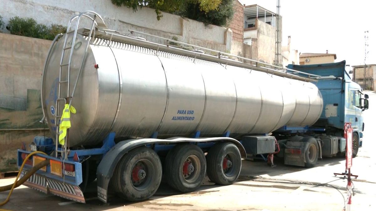 El camión cisterna que suministra a los vecinos de Periana, en Málaga.