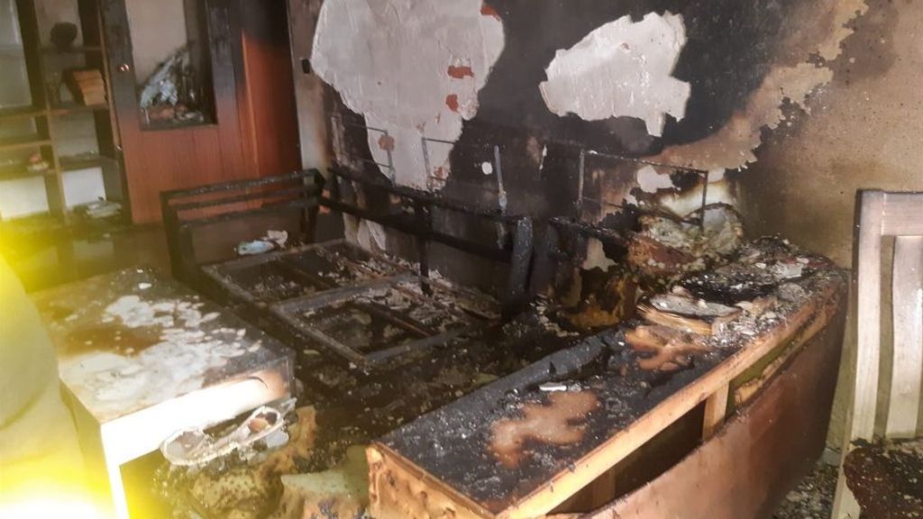 Estado en el que ha quedado el salón de la vivienda donde se originó el fuego